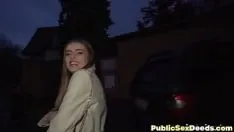 Odtwórz Drobna 19-letnia publiczna dziwka wyruchana w pov przez dużego białego kutasa