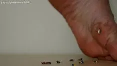 चलाएँ सुश्री डोम सिकुड़े हुए पिस्सू लोगों को, ऊँचे धनुषाकार कुचले हुए, नष्ट कर देती हैं