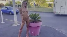 Reproducir Monika fox camina desnuda por las calles de cap d'agde