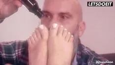Odtwórz Niegrzeczna dziwka z dużym tyłkiem ariana van x klepnięta przez bbc w jej soczystą wenezuelską cipkę po przybyciu do swojego pokoju tylko po to, by dowiedzieć się, że facet jest w jej łóżku - napalony hostel