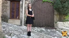 Reproducir La joven zorra Amandine en un trío salvaje al aire libre con Marrie y sus pollas