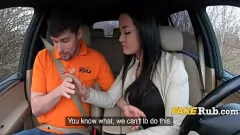 Reproduzir A fantasia do instrutor de direção adolescente se torna realidade em sexo hardcore no carro