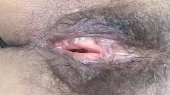 Jouer MILF poilue s'expose après une baise à la plage avec sa belle-mère