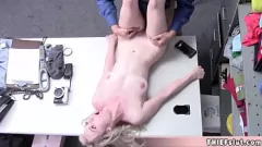 Odtwórz Drobna blondynka, gwiazda porno, złodziej sklepowy przyłapany na kamerze