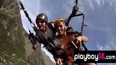Reproduzir Aventura ao ar livre: loira bombástica Bianca Diamond e morena Babe Kitty vão nuas parapente