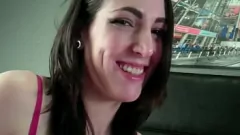Reproduzir Amador britânico com peitos inchados chupa e masturba o pau de um cara sortudo