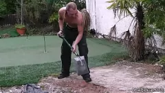 Reproduzir Loira curvilínea BBW tenta trabalhadora de jardim com seus enormes melões