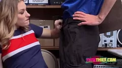 Reproducir La pequeña estrella porno rubia Kasey Miller en un duro juego de roles previo