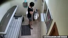 Afspelen Brunette godin pleziert zichzelf in openbaar solarium - amateur reality voyeur porno