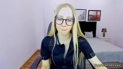 Putar Euro babe dari Belarus memperlihatkan payudara kecil di webcam langsung
