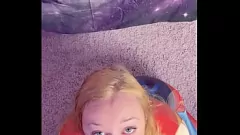 Reproduzir Super -herói curvilíneo em cosplay fica travesso com um brinquedo enorme