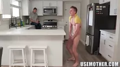 Afspelen Hardcore vrijgebruik met petite milf Crystal Clark & ​​Friends