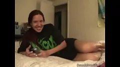 Abspielen Brünette Babe Mistys intime Pussyreinigung und Nahaufnahme des Dildo-Orgasmus