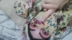 播放 丈夫祈祷时，盖头覆盖的阿拉伯摩洛伊斯兰解放阵线喷水：真正的性高潮