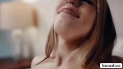 Afspelen T-girl stiefzusters delen de harde pik van de shemale stiefmoeder