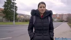 चलाएँ छोटे स्तन वाली यूरो श्यामला पीओवी में चूसती और चोदती है