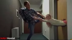 Abspielen Blondes Babe im Euro-Hostel gibt unglaublichen Blowjob und Handjob bei einem wilden Dreier mit zwei Jungs