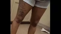 Reproduzir Eb em troncos cinza com pernas ansiosas