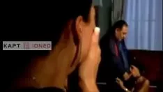 Afspelen Wantrouwende Italiaanse vader geeft zijn meisje wat ze eerder verdient van haar moeder voor het strelen van een man