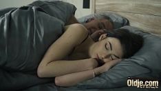 Redare Bătrână și tânără fetiță cu coarne îl face pe bunicul și îi face interiorul sashay