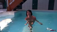 Jouer Brune avec un thorax à plat fourré dans une flaque d'eau populace pov