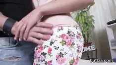 Jouer Une nymphomane serrée excitante obtient son délicieux chat et son anus modéré