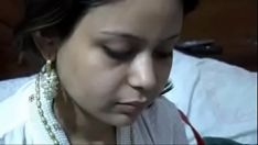 Играть Горячая индийская дворянка занимается домашним сексом со своим соседом